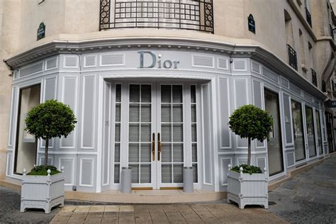 Dior restaurant in paris